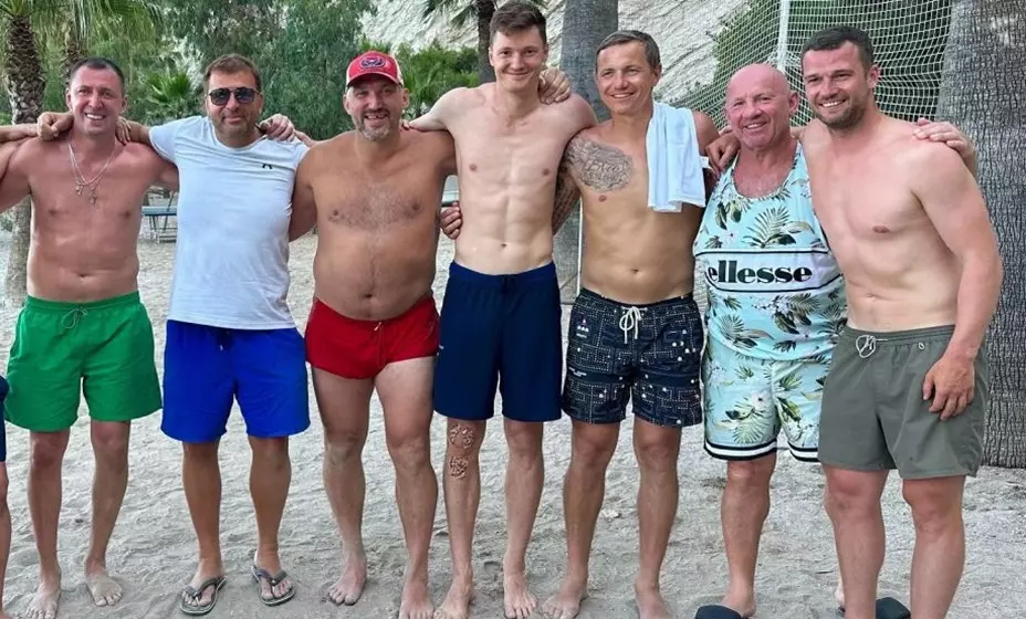 Овечкин поделился фотографией с футболистом Павлюченко и другими российскими спортсменами. Фото: соцсети Александра Овечкина