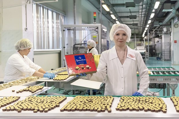 Круглосуточное производство новогодних сладостей в московских фабриках