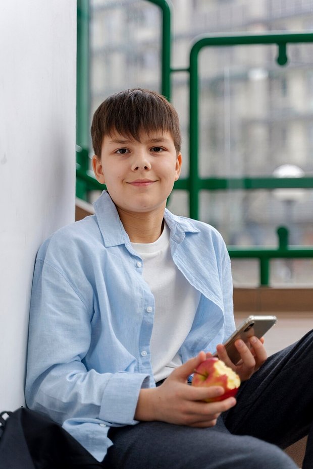 Что подарить мальчику 12 лет на Новый год-2026: 90+ идей