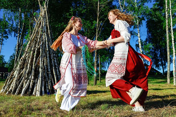 Нарядные открытки ко Дню Ивана Купалы: 40 поздравлений для близких