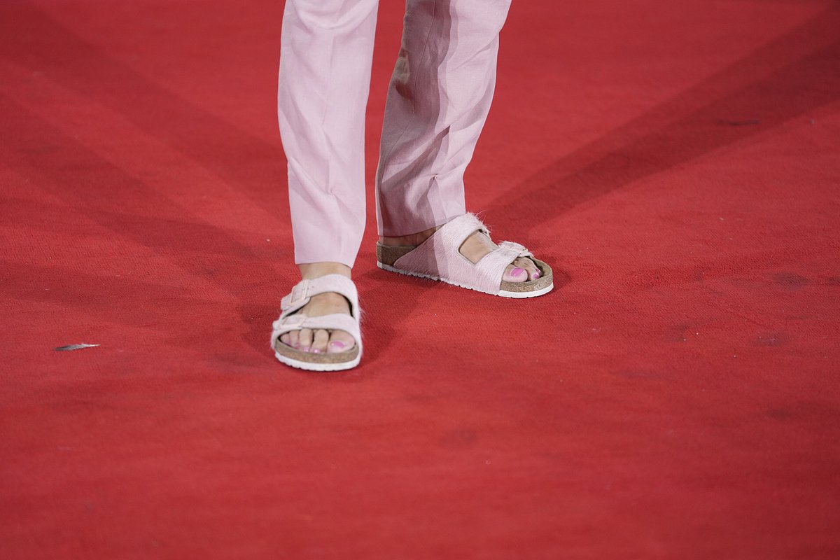 Споры в сети вызвал внешний вид Джейсона Момоа на кинофестивале в Венеции