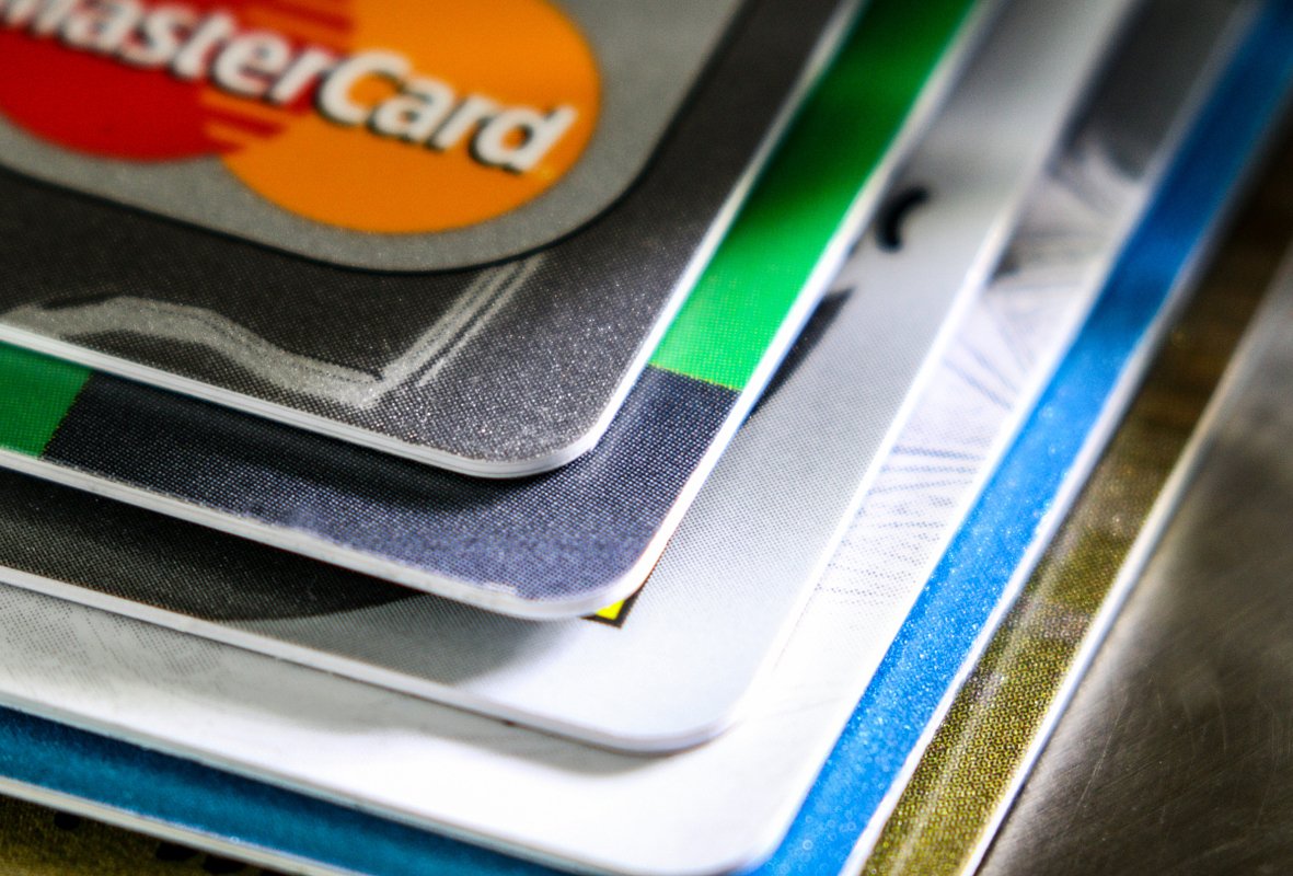 Visa и Mastercard прекращают операции в России: Как действовать владельцам карт?