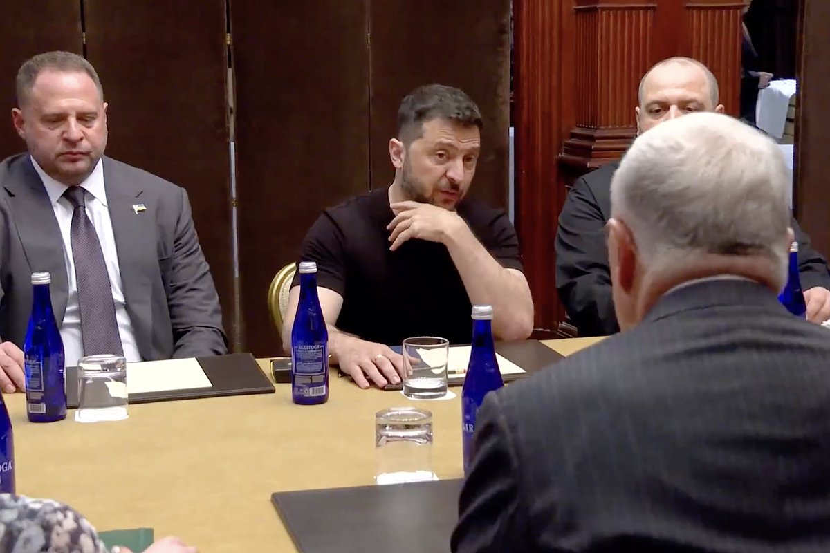 Зеленский провел встречу с Трампом, используя деловой дресс-код