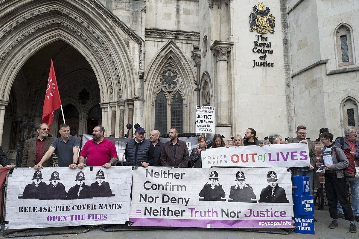 «Я никогда не чувствовала такой любви». Как несколько брошенных девушек раскрыли тайный полицейский заговор и потрясли всю страну?