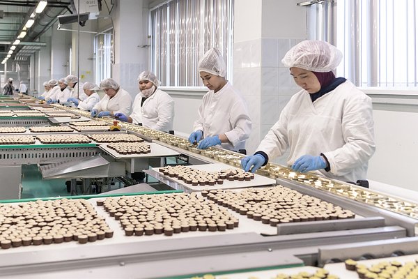 Круглосуточное производство новогодних сладостей в московских фабриках