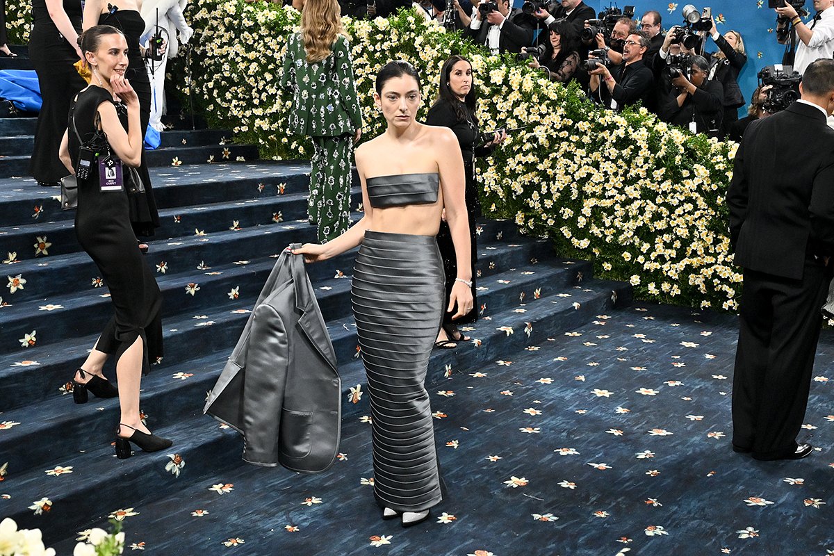Звезды блистали на Met Gala, нарушая дресс-код. Как это было?