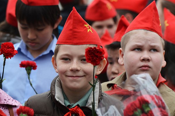 Поздравления с Днем пионерии: короткие и длинные, в стихах и прозе