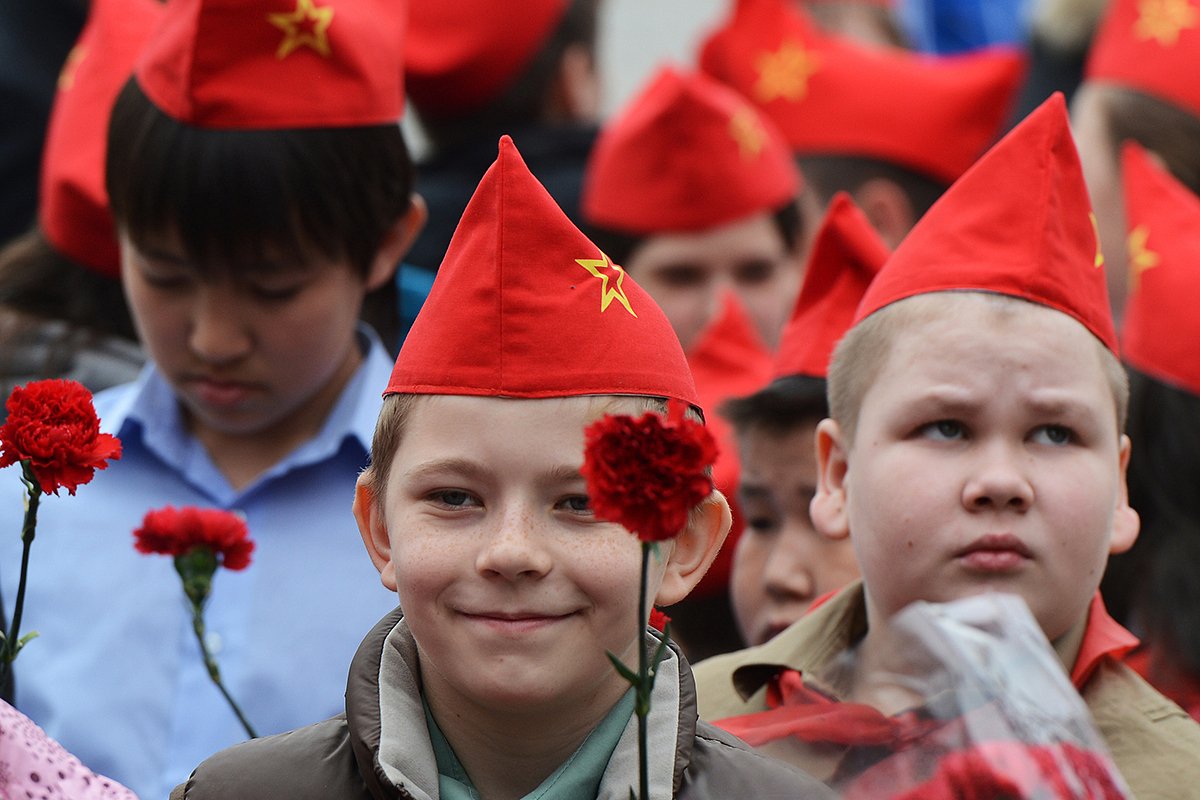 День пионерии: яркие советские открытки и искренние поздравления