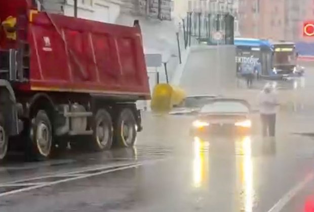 На Москву и область вновь обрушился тропический ливень. Затапливает дороги и подземные переходы