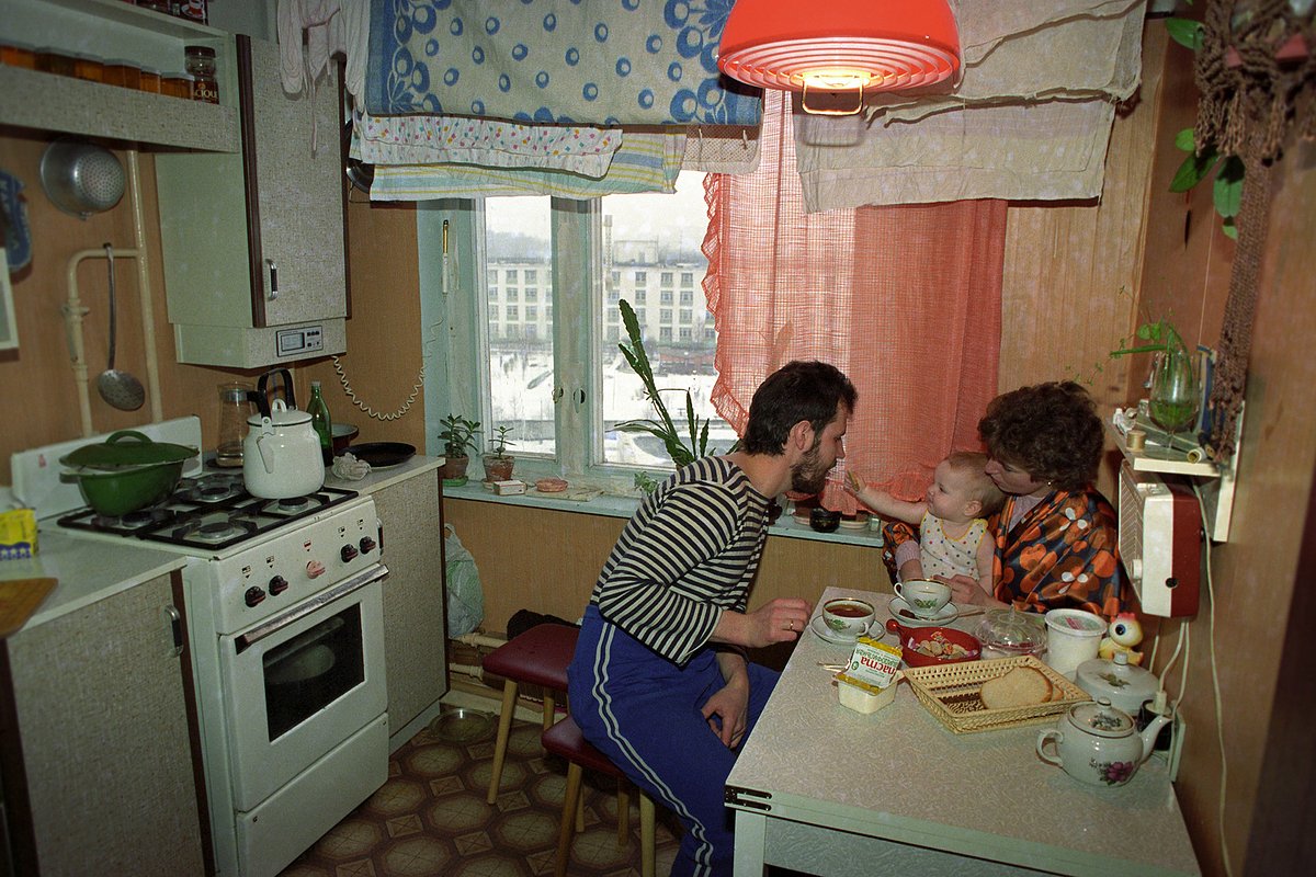 «Это не музыка. Это пуля в сердце». Как композиция «Кухни» в хрущевках заставила россиян рыдать и стала главным хитом лета?
