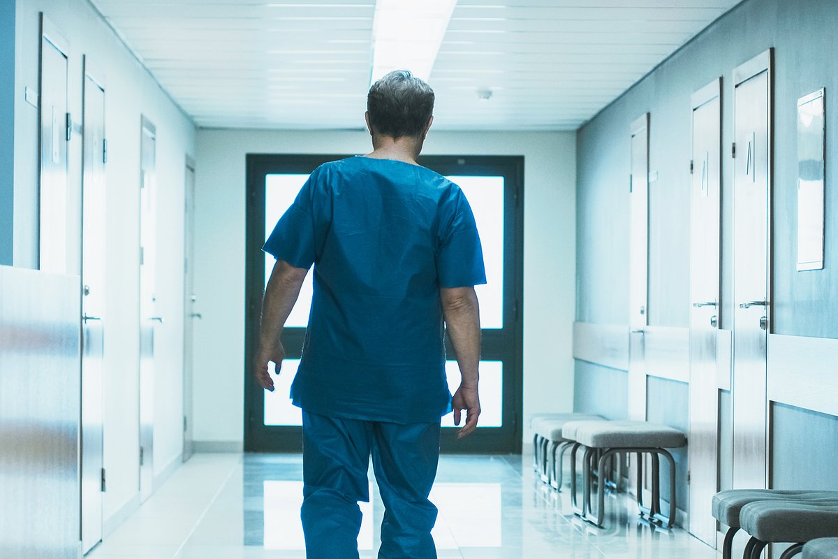 В Европе начался суд над врачом, чьи жертвы могут достигнуть 100. Он совершал инъекции и поджигал дома, чтобы замести следы