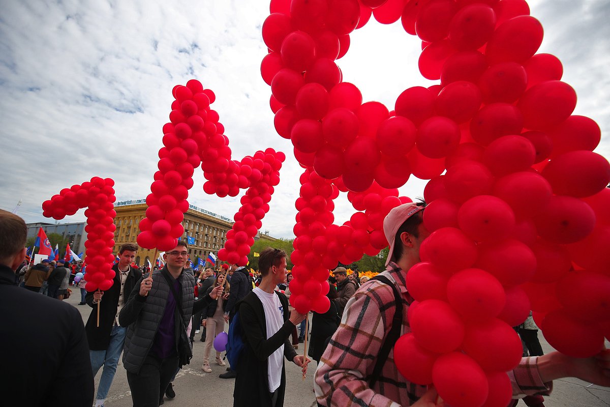 Отметить 1 Мая: 30 современных и советских открыток для поздравления с праздником весны и труда