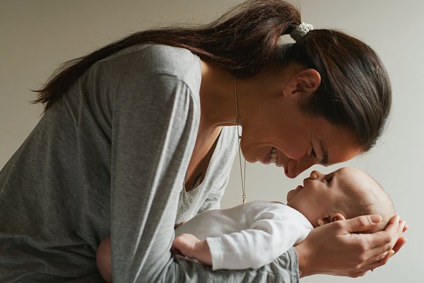 Изменения в пособиях и льготах для матерей-одиночек в 2025 году: кто сможет получить, как оформить
