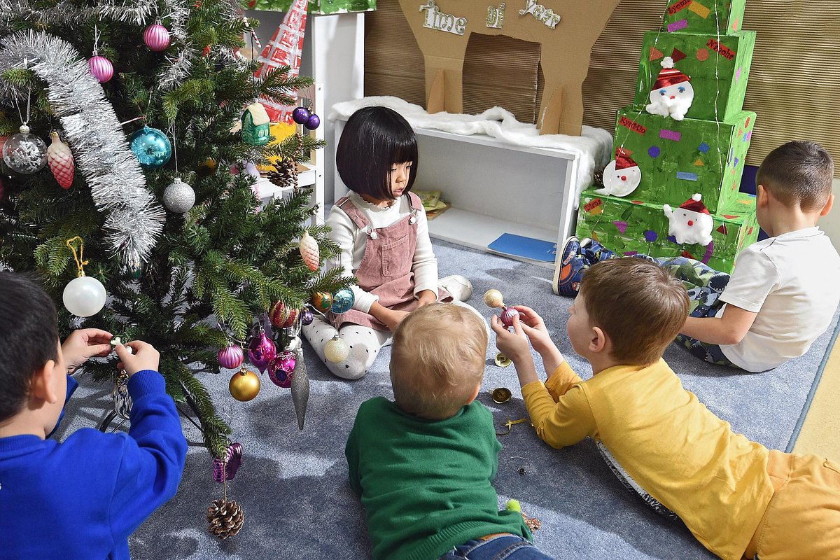 Поздравления с Новым, 2026 годом учителю. Как поздравить педагога в стихах и прозе?