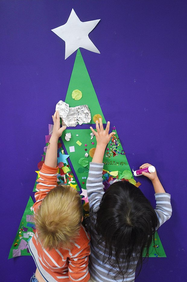 Поздравления с Новым, 2026 годом учителю. Как поздравить педагога в стихах и прозе?