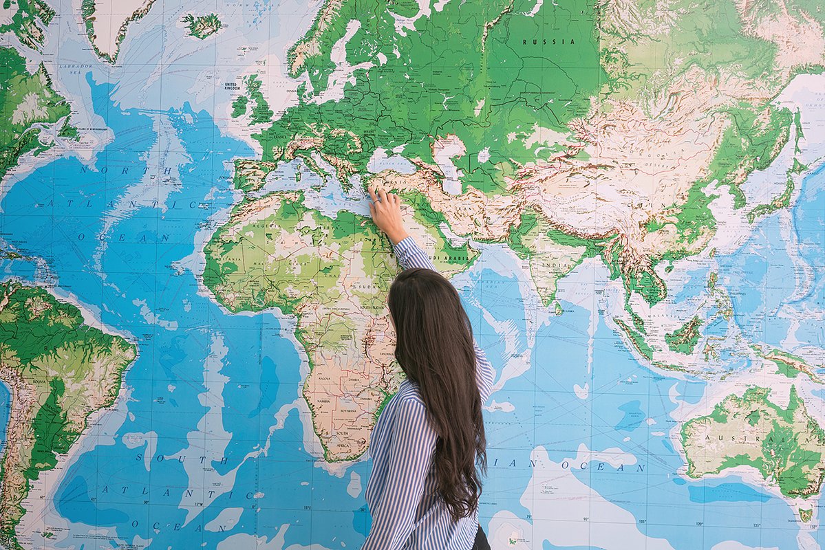 Идеи подарков для подруги на Новый год 2026: оригинальные и необычные варианты