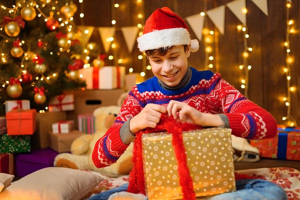 Что подарить мальчику 12 лет на Новый год-2026: 90+ идей