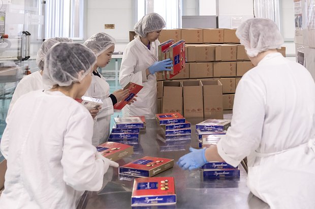 Круглосуточное производство новогодних сладостей в московских фабриках