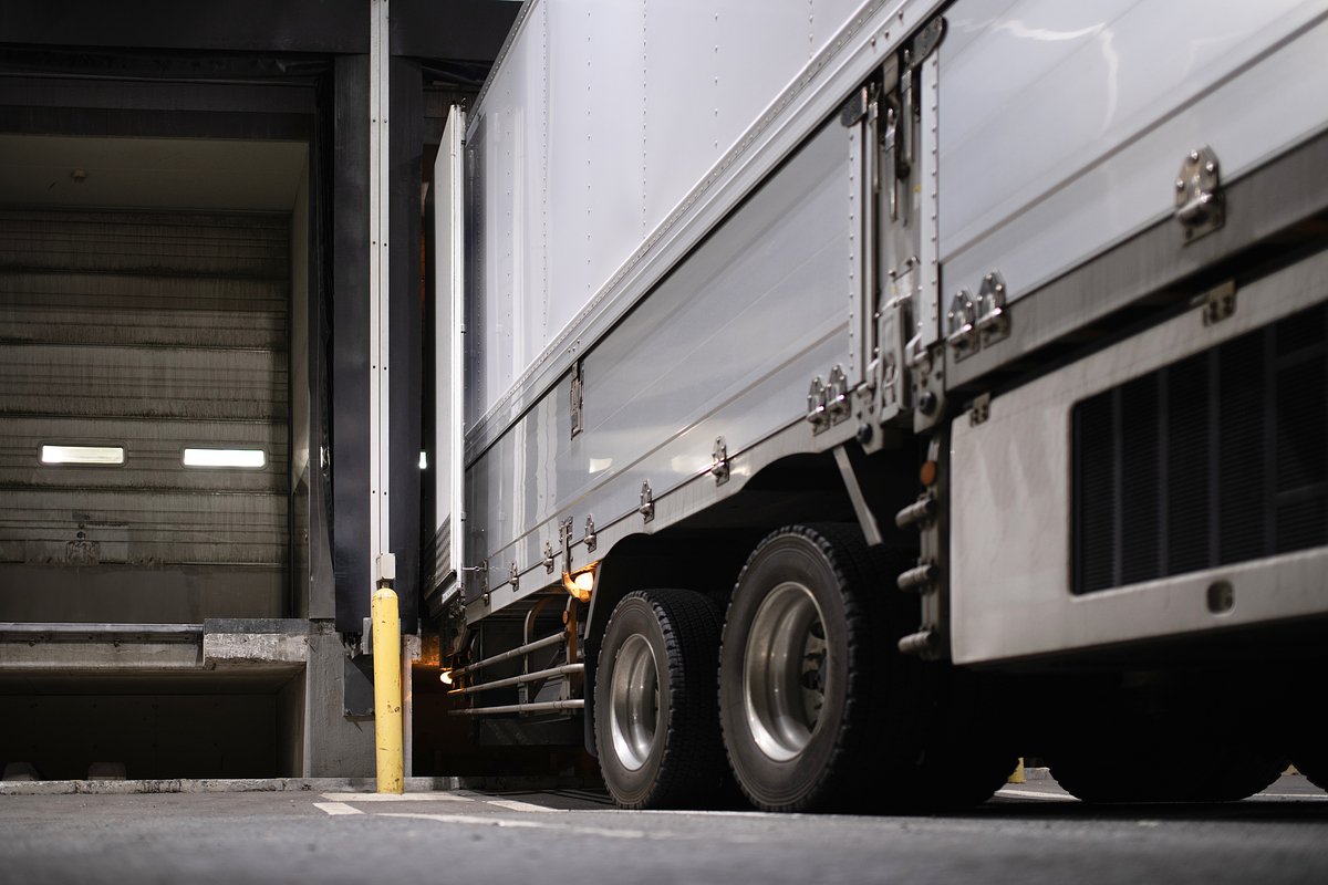 Логистический коллапс: ТК ПЭК прекратил выдачу грузов своим клиентам