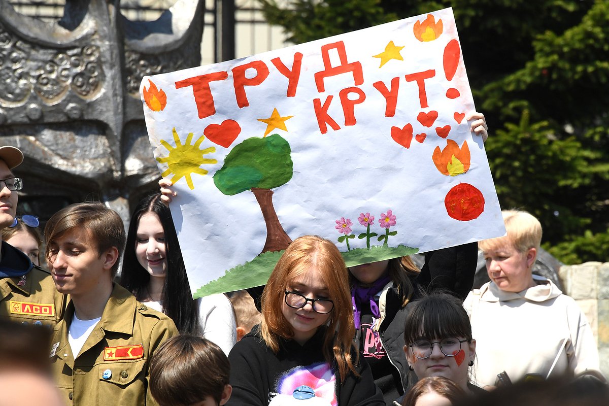 Отметить 1 Мая: 30 современных и советских открыток для поздравления с праздником весны и труда
