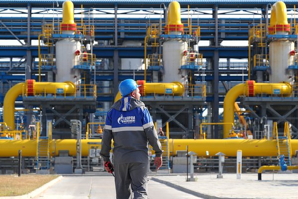 «Газпром» готов к невиданным убыткам и увольняет сотрудников. Что творится с национальным достоянием?