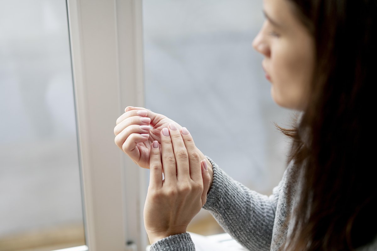 Почему чешутся пальцы рук: толкование народных примет