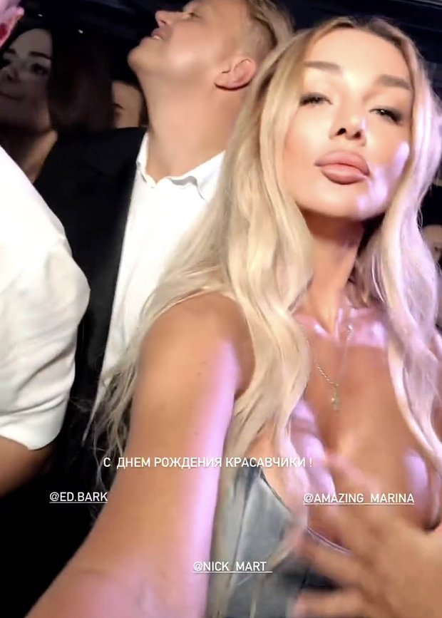 42-летняя Анна Седокова снялась на камеру в наряде с глубоким декольте