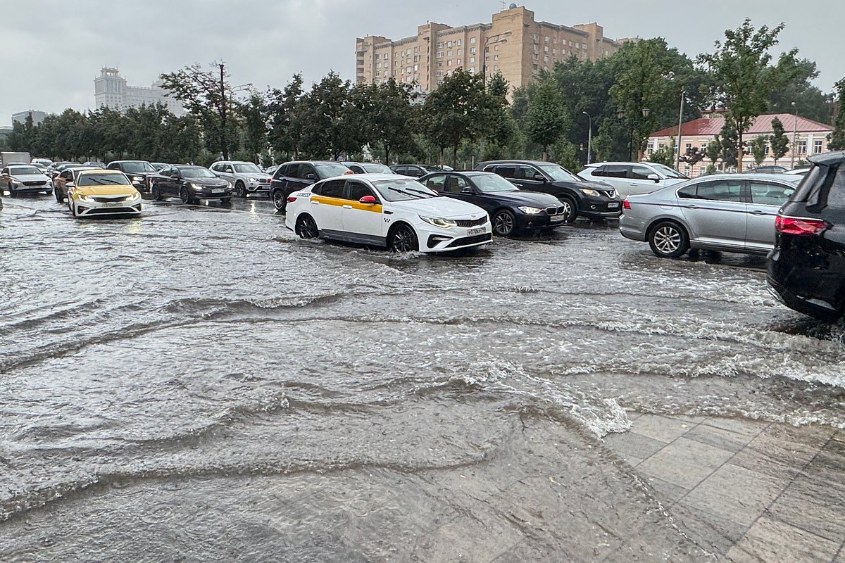 Тропический ливень затопил Москву. Машины ушли под воду, подтоплены патриаршие пруды и курилка в Госдуме