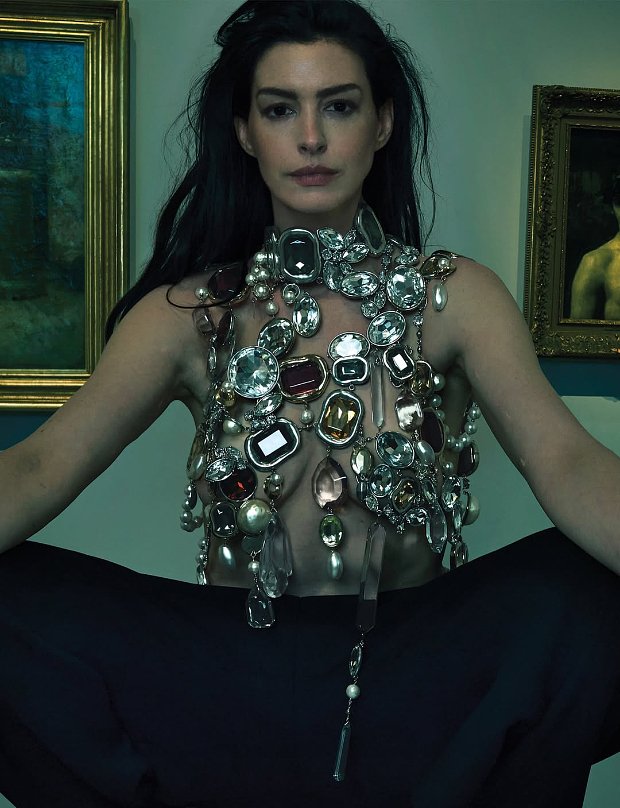 42-летняя Энн Хэтэуэй продемонстрировала грудь в новой съемке для Vogue