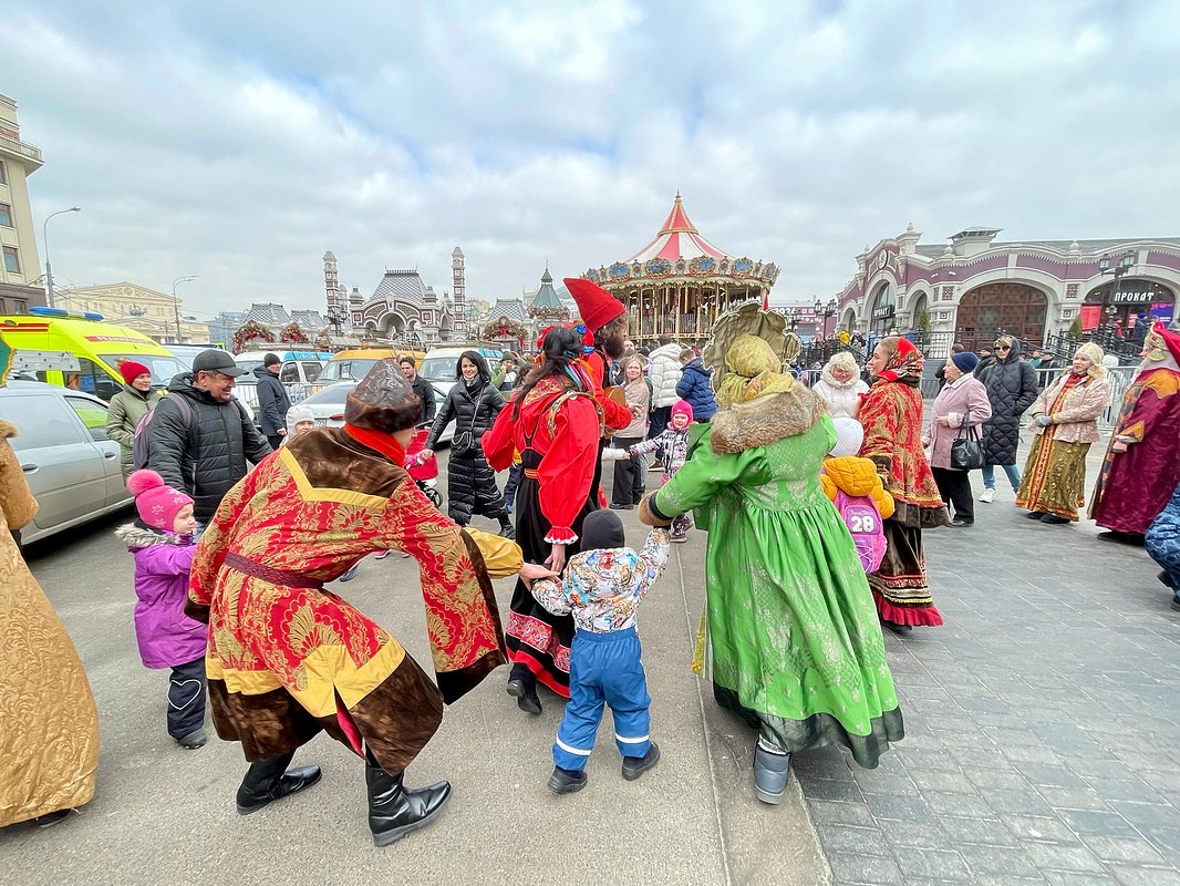 Уникальные открытки к Масленице: 15 картинок для поздравлений близких в 2026 году