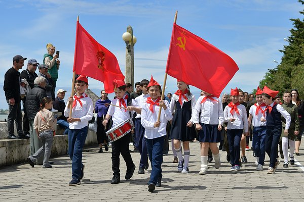 День пионерии: яркие советские открытки и искренние поздравления