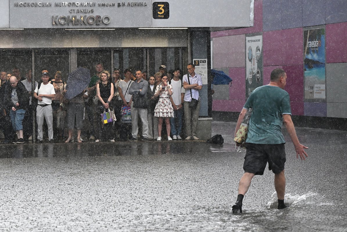 Тропический ливень затопил Москву. Машины ушли под воду, подтоплены патриаршие пруды и курилка в Госдуме