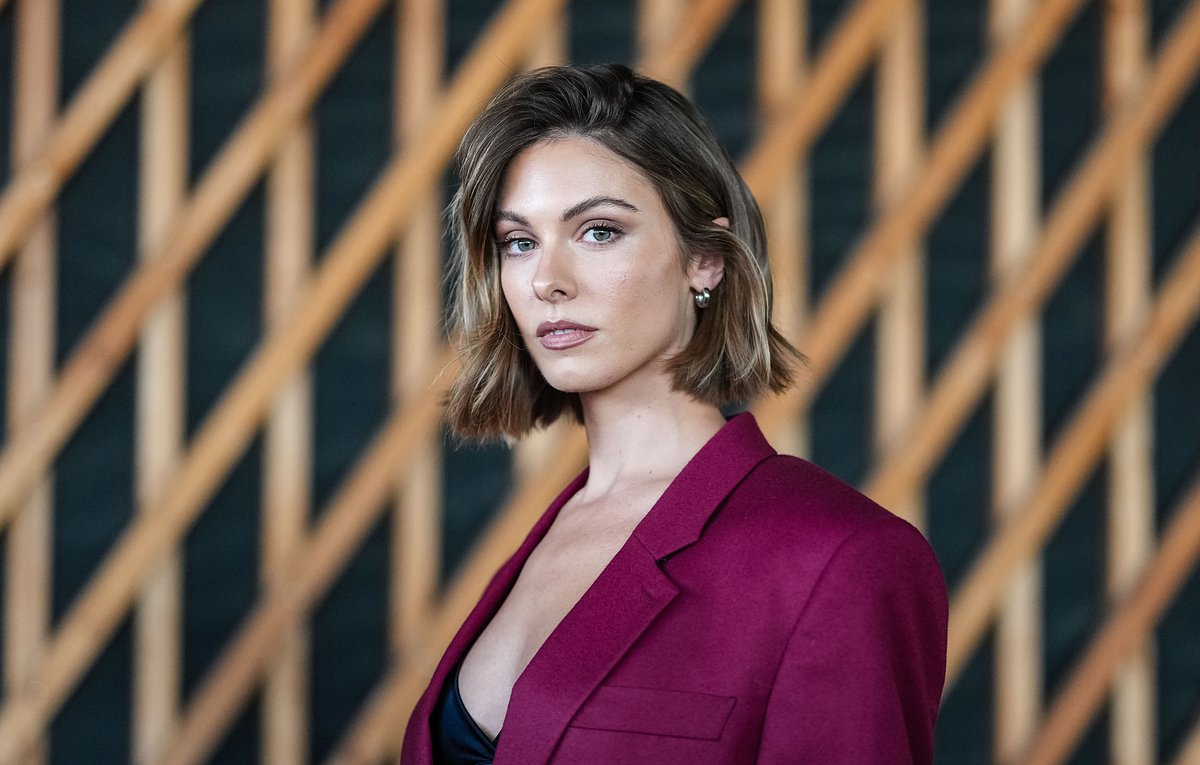 Волосы в Новый 2026 год: 15+ стильных идей для коротких, средних и длинных стрижек