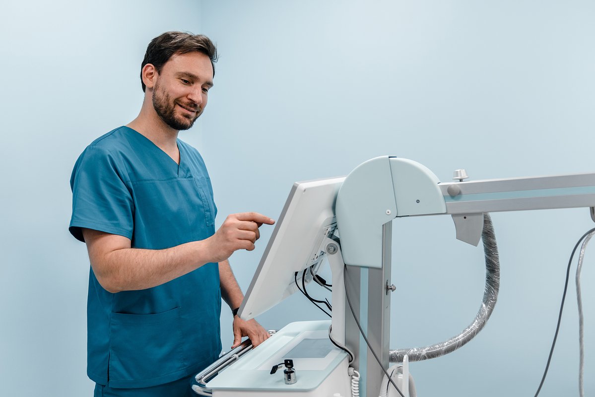 Редкий и коварный: особенности и лечение болезни Девика в России