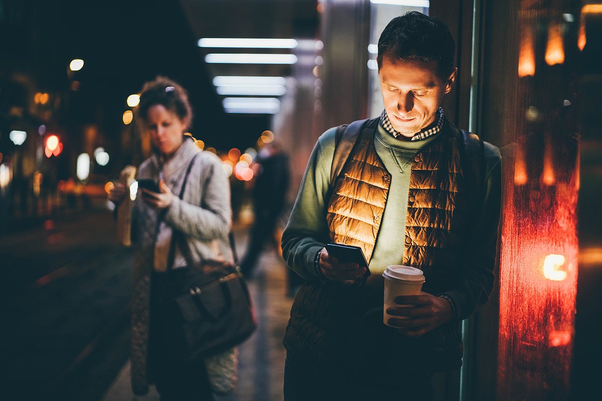«Я живу чужой жизнью» Миллионы людей следят за своими близкими. Почему они это делают и как забота превращается в манию?