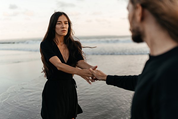 «Я живу чужой жизнью» Миллионы людей следят за своими близкими. Почему они это делают и как забота превращается в манию?