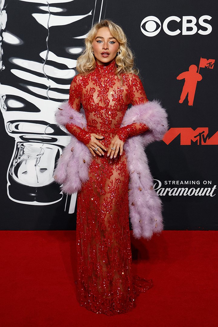 На премии VMA Сабрины Карпентер и Рики Мартина: яркие образы звезд