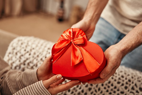 Что подарить девушке на день рождения? 50+ оригинальных идей