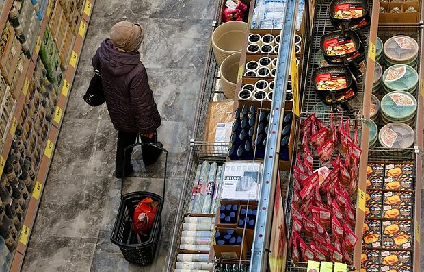 Центробанк в четвертый раз подряд снизил ключевую ставку. Как это влияет на российскую экономику?