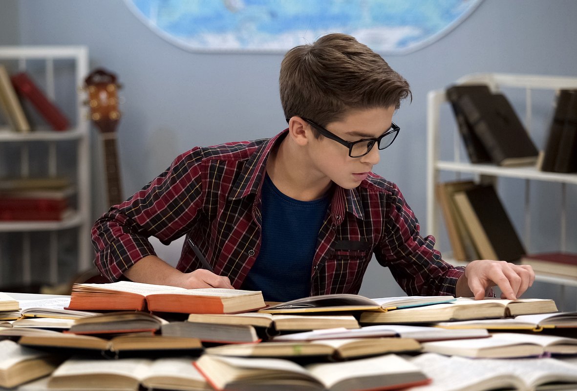 Что подарить мальчику 12 лет на Новый год-2026: 90+ идей