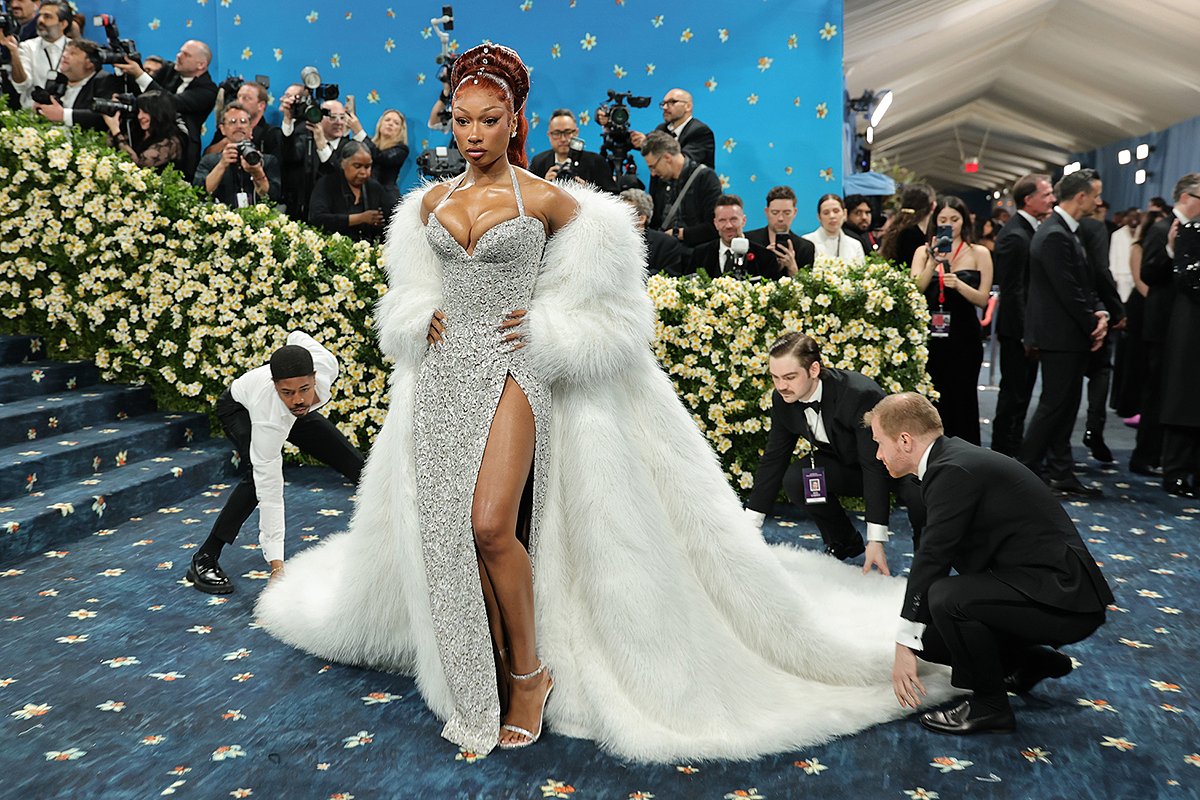 Звезды блистали на Met Gala, нарушая дресс-код. Как это было?
