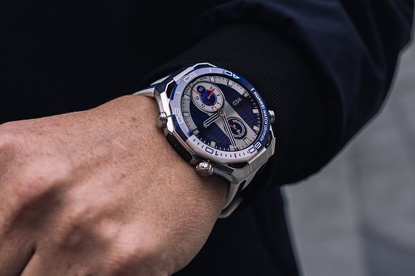 В России запустили смарт-часы с eSIM: как они помогут в путешествиях и на работе?