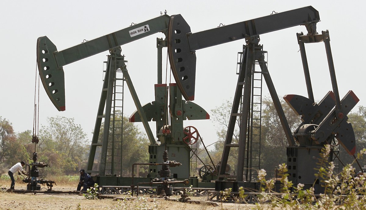 Индийские нефтяные компании пересматривают контракты с Россией из-за новых санкций США. Что об этом известно?