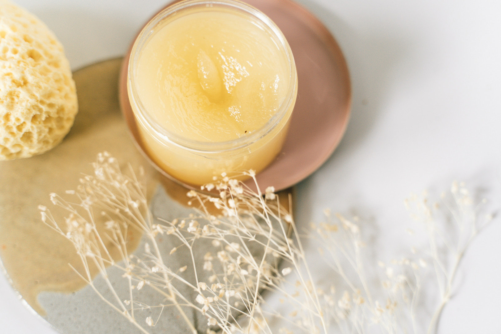 Жирная кожа особенно распространена среди подростков и в возрасте до 30 лет и часто связана с акне