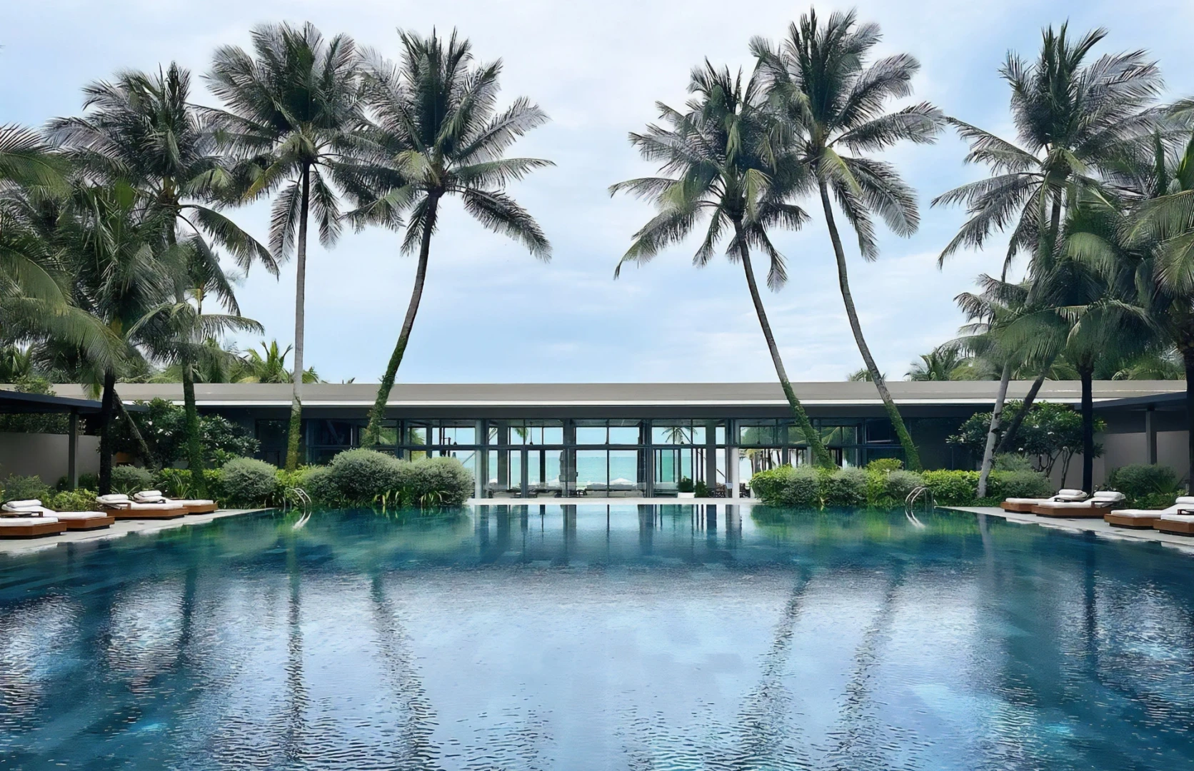 Главный бассейн отеля Regent Phu Quoc