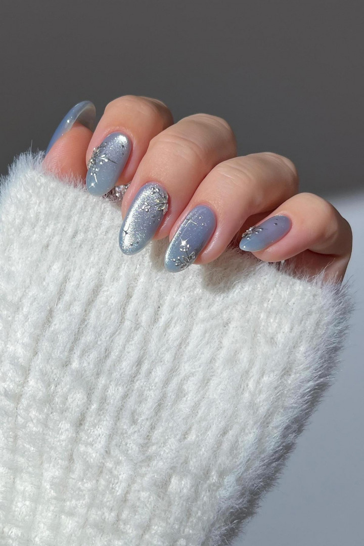 Эффект прозрачного льда или вмёрзших кристаллов достигается с помощью гель-лаков