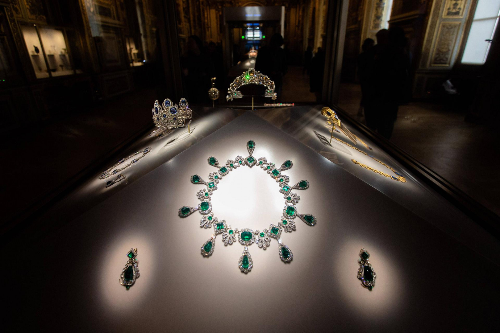 Серьги и колье с 32 крупными колонбийскими изумрудными и 1138 бриллиантами