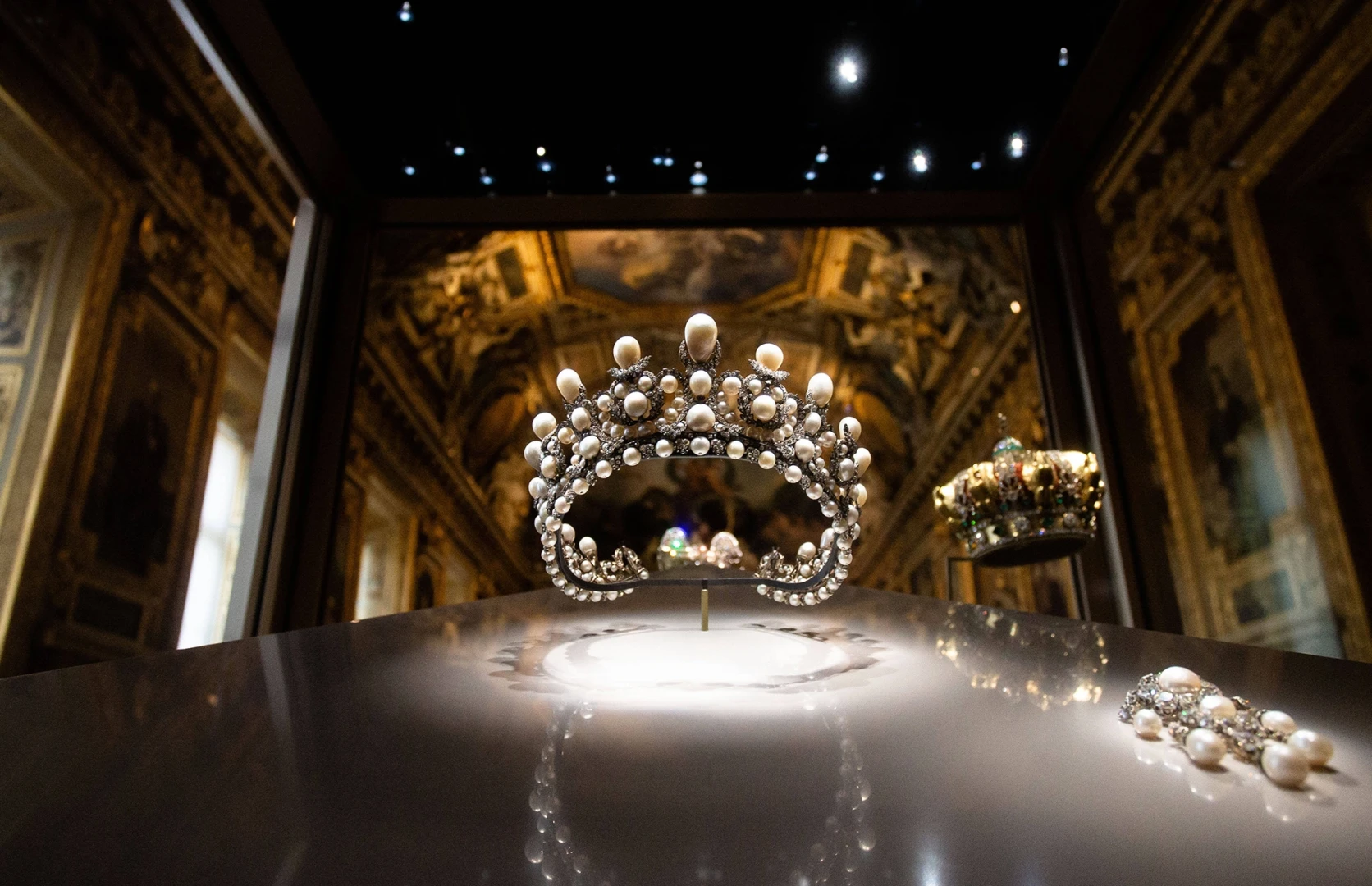 Тиара и корона французской императрицы Евгении, которые были среди предметов, украденных из Лувра