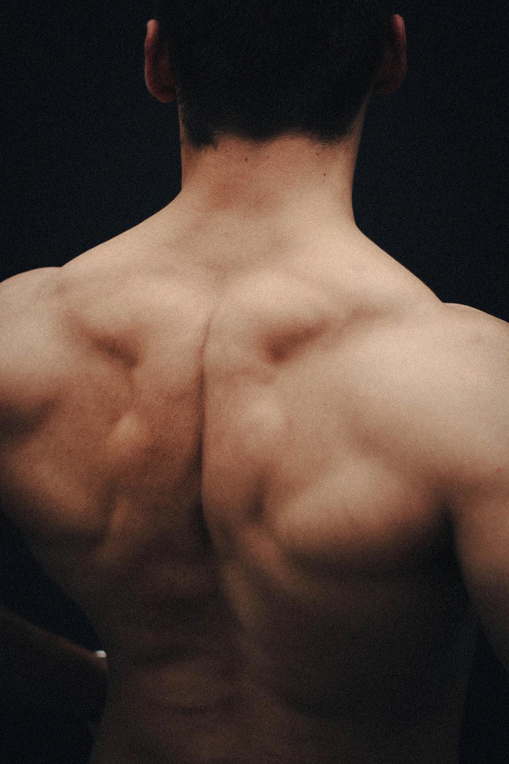 Отжимания на брусьях — эффективный способ развития силы и мышечной массы