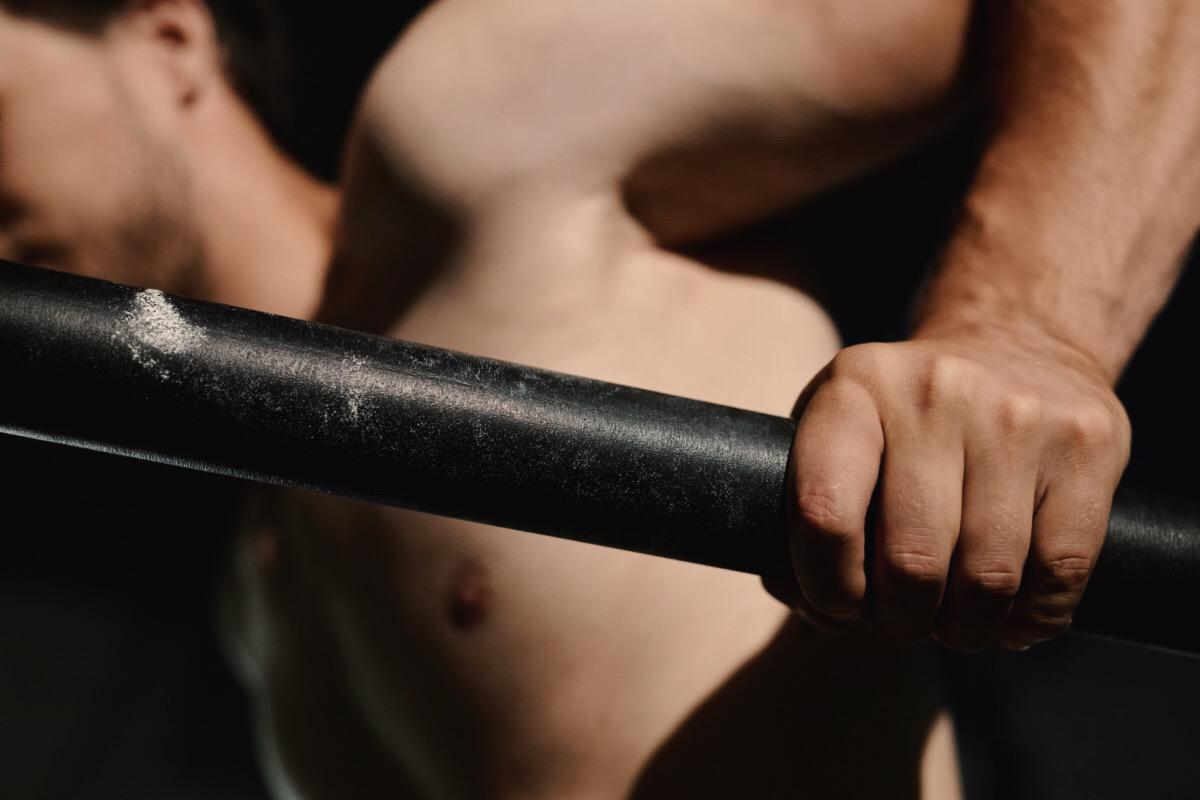 Отжимания на брусьях остаются одним из самых популярных упражнений на проработку торса и трицепса